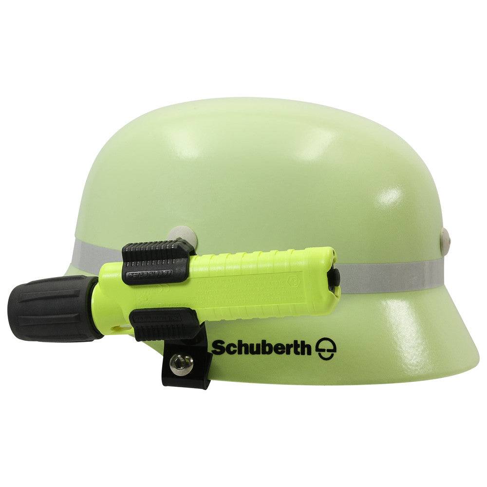 Montierte Helmhalterung Dönges an Feuerwehrhelm mit Taschenlampe, Zubehör für Helme im Bereich Arbeitssicherheit und Industrieeinsatz.