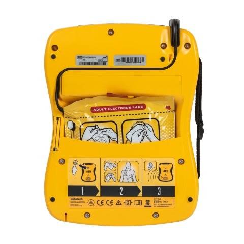Rückseite des Defibtech Lifeline VIEW AUTO AED mit aufbewahrten Elektrodenpads und Anwendungsanleitung, ideal für schnelle Notfallhilfe – Medasi.shop.