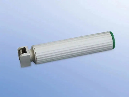 Laryngoskop-Griff mit Batterie & LED für Einmalgebrauch in silberner Ausführung, ideal für medizinische Intubation in Kliniken und Notfällen. Ergonomisches Design für sicheren Halt und einfache Handhabung im medizinischen Bereich.