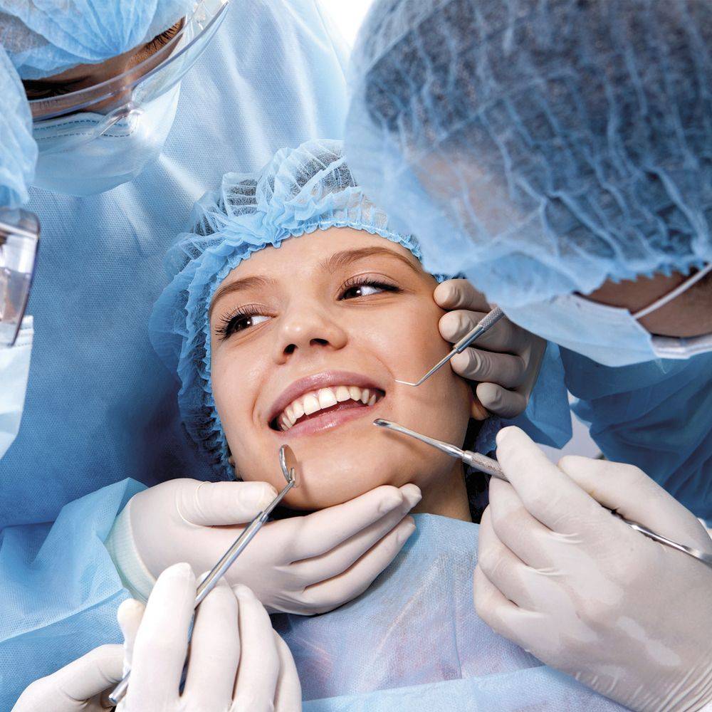 Einmal Operationshandschuhe Pluto Latex OP steril im Einsatz bei zahnärztlicher Behandlung durch medizinisches Fachpersonal. Ideal für sterile Eingriffe.