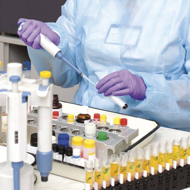 alt="Neopren Chemikalienschutzhandschuhe bei Laborarbeiten mit Chemikalien"
