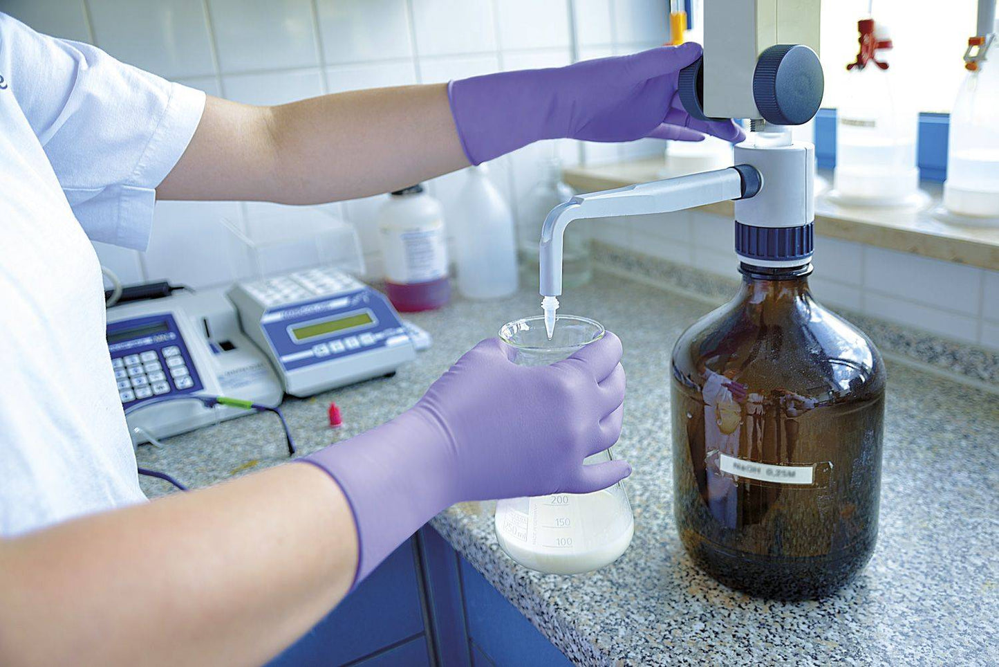 alt="Neopren Chemikalienschutzhandschuhe bei Laborarbeiten mit Chemikalien"