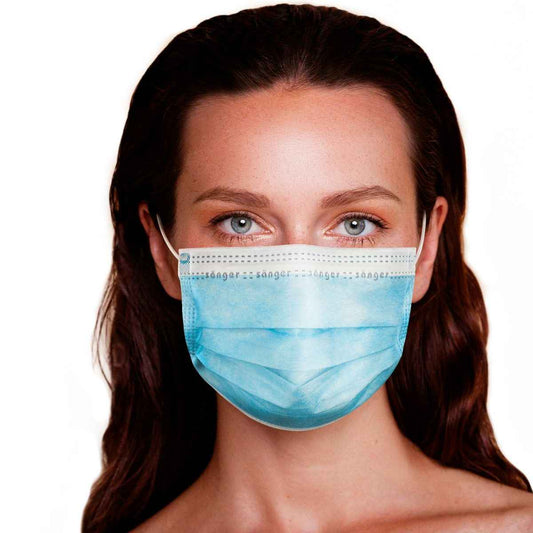 Frau trägt blauen Mundschutz EN 14683 Typ II R mit >99% Filterleistung, 3-lagig, ideal für medizinische Anwendungen und Brillenträger.