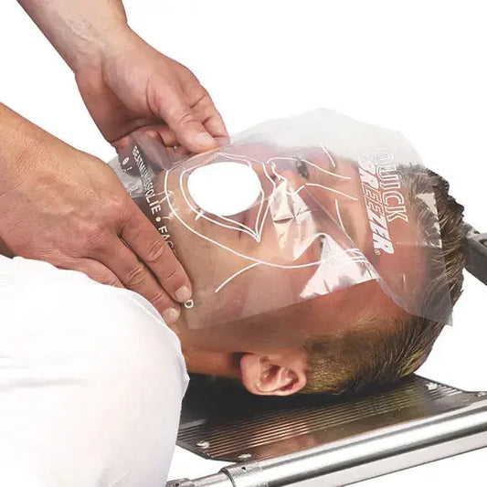 Quick-Breezer ECO Beatmungsfolie zur schnellen Sofortbeatmung bei Erster Hilfe, auf Gesicht eines Patienten angewendet.