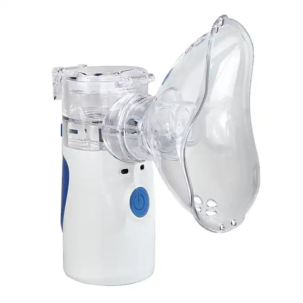 Ultraschall Inhalationsgerät Mini mit aufgesetzter Erwachsenenmaske – flüsterleiser Betrieb für effektive Atemwegstherapie unterwegs.