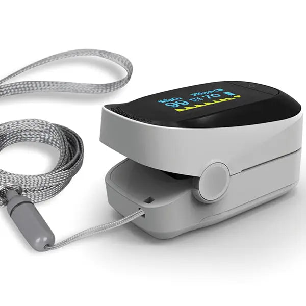 Fingerpulsoximeter RESQ-Meter mit grauem Trageband, OLED-Anzeige für SpO2 und Pulsfrequenz. Kompakt für Pflege, Klinik oder Zuhause.
