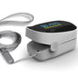 Fingerpulsoximeter RESQ-Meter mit grauem Trageband, OLED-Anzeige für SpO2 und Pulsfrequenz. Kompakt für Pflege, Klinik oder Zuhause.