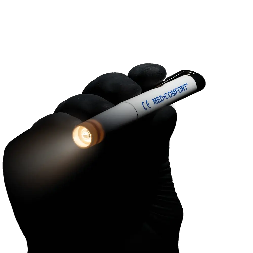 Diagnostikleuchte weiß Med-Comfort mit LED-Licht, gehalten von einer Hand in schwarzem Handschuh, ideal für medizinische Untersuchungen.