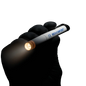 Diagnostikleuchte weiß Med-Comfort mit LED-Licht, gehalten von einer Hand in schwarzem Handschuh, ideal für medizinische Untersuchungen.