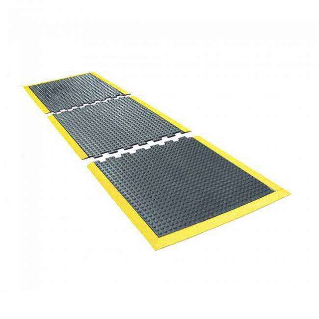 Arbeitsplatzmatten Sanipa optimales ergonomisches Entlastungssystem mit gelbem Rand, rutschfest und modular für Büro- und Industriearbeitsplätze. Ideal zur Reduzierung von Ermüdung bei langem Stehen.