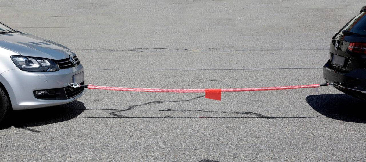 Elastisches Abschleppseil bis 3500 kg im Einsatz zwischen zwei Autos – zuverlässige Pannenhilfe ohne Ruckeln dank Gummi-Expander.