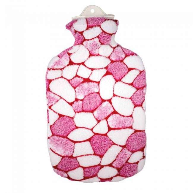 Wärmflasche 2,0 Liter mit Plüschbezug in rosa-weißem Mosaikmuster, perfekt für gemütliche Wärme an kalten Tagen.
