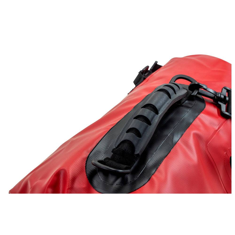 Detailansicht des robusten Tragegriffs am roten Dönges Packsack Seal-D, 15 l, für sicheren Halt bei Notfalleinsätzen oder Outdoor-Touren.