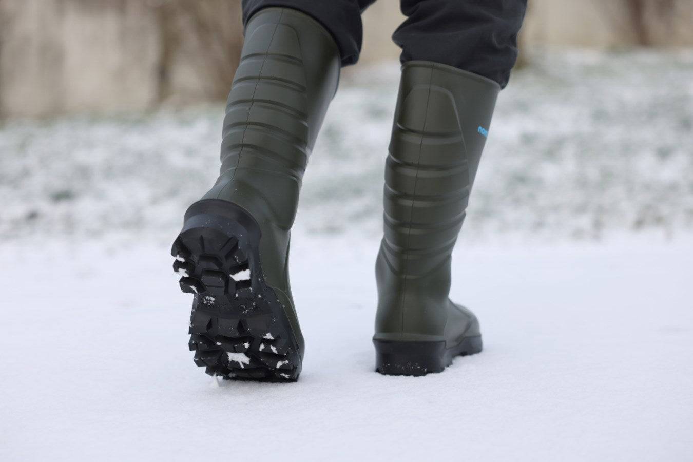 Rückansicht der NORATHERM Thermo-Sicherheitsstiefel S5 im Schnee, mit rutschfester Sohle und robuster Verarbeitung für kalte Umgebungen