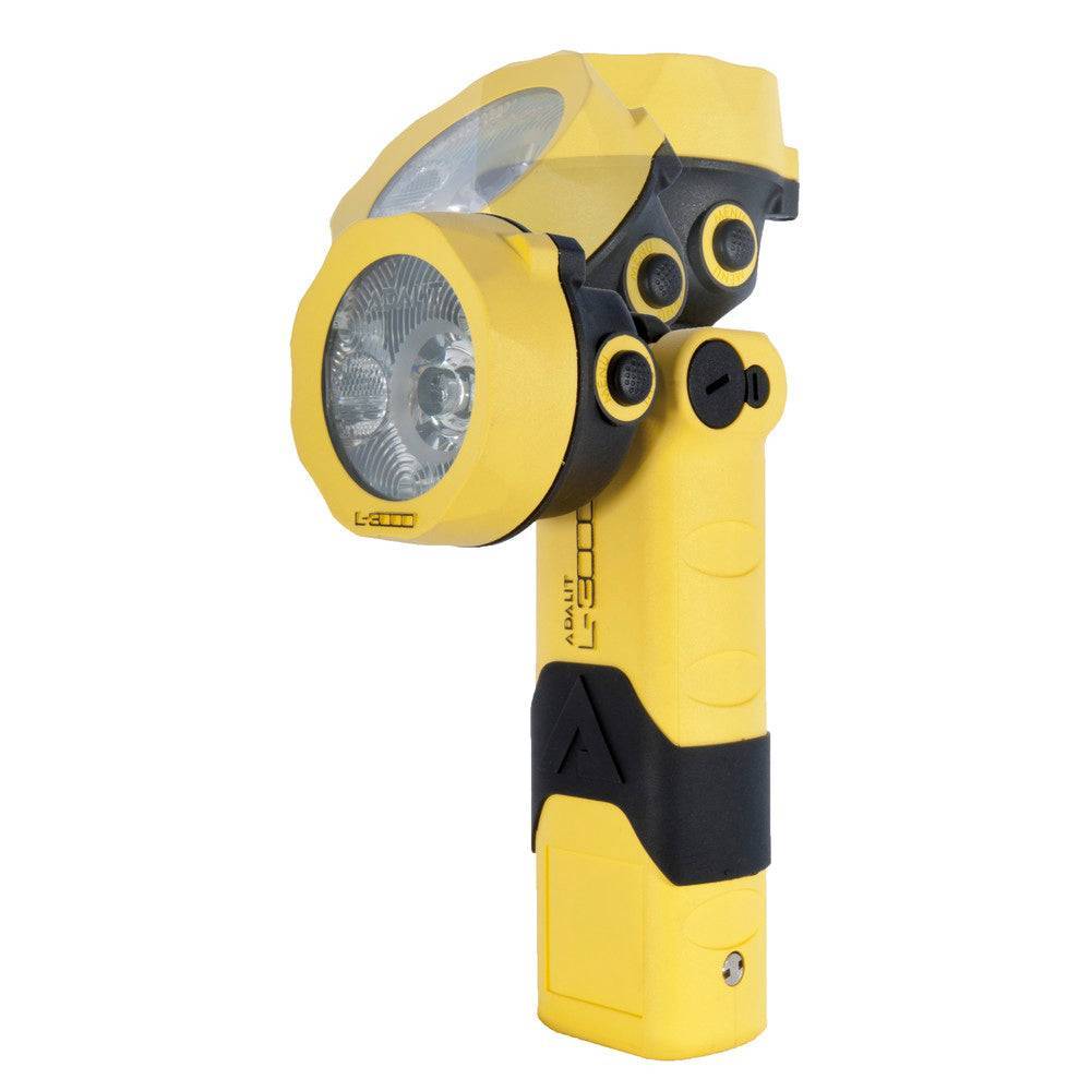 Adalit L-3000 Handleuchte mit schwenkbarem LED-Kopf, 300 lm, gelbes Gehäuse für Feuerwehr Helme Zubehör im professionellen Einsatz.