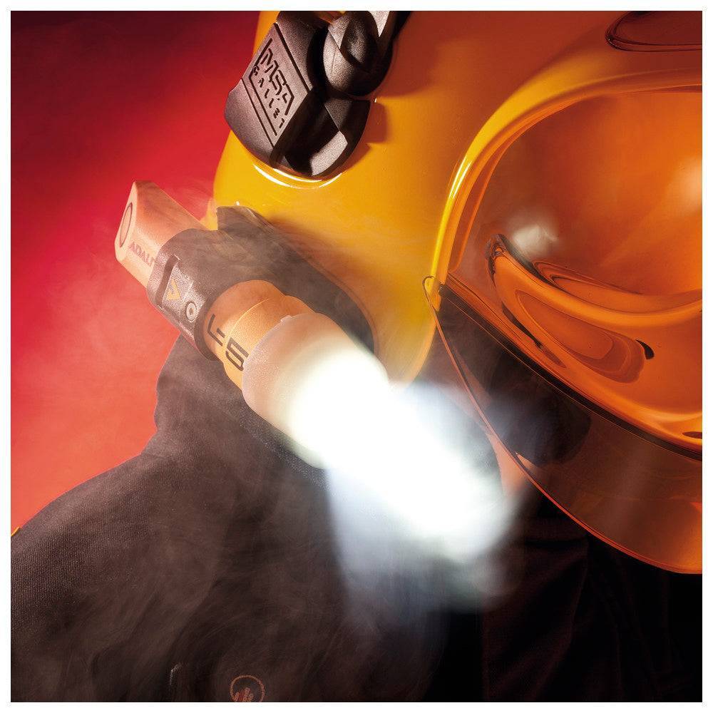 Adalit L-5 Plus Helmlampe im Einsatz bei starker Rauchentwicklung – automatische Lichtanpassung für maximale Sicherheit.