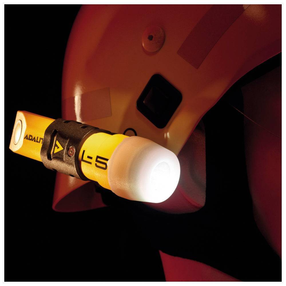 Leuchtende Adalit L-5 Plus Helmlampe an Feuerwehrhelm montiert – Sensor-LED für optimale Sicht bei Dunkelheit und Rauch.
