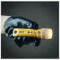 Adalit L-5 Plus Sensor-Helmlampe in gelber Ausführung, gehalten von einer Hand mit Schutzhandschuh – ideal für Feuerwehrhelme.