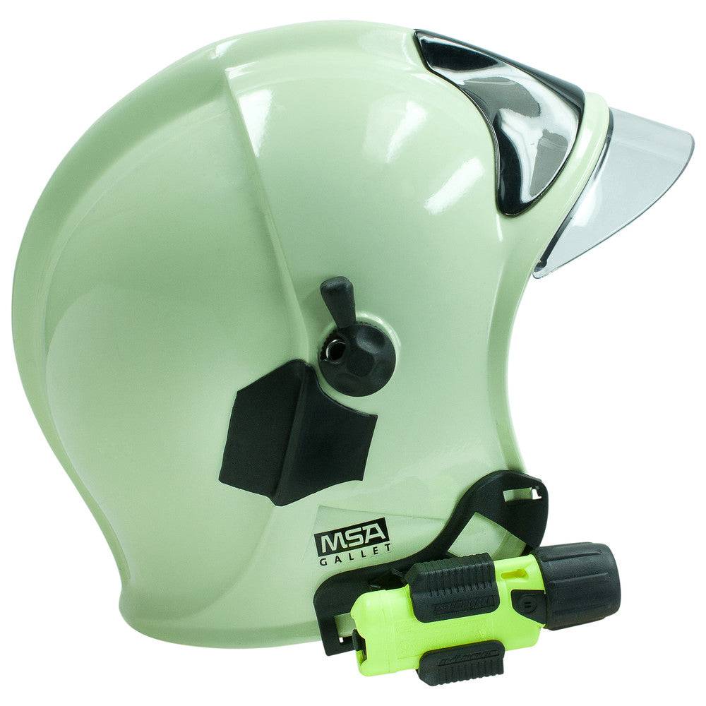 Feuerwehrhelm Gallet F1S mit montierter Dönges Helmhalterung und Taschenlampe, ideal für den professionellen Einsatz im Arbeitsschutz.