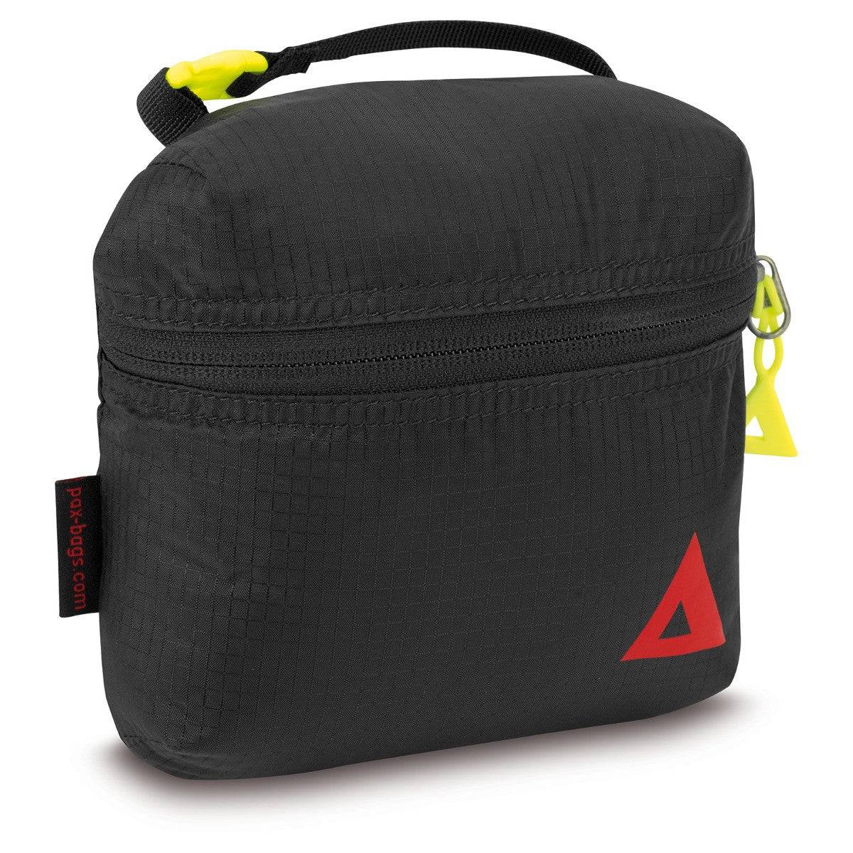 Kompakter PAX exPAXable Daypack in schwarzer Farbe, zusammengefaltet in eine kleine Tragetasche mit Reißverschluss und rotem Logo.