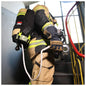 Feuerwehrmann mit Leinenbeutel PA Atemschutzgerät auf Treppe, flexible Höhenanpassung und Notfallgriff für sichere Rettungseinsätze.