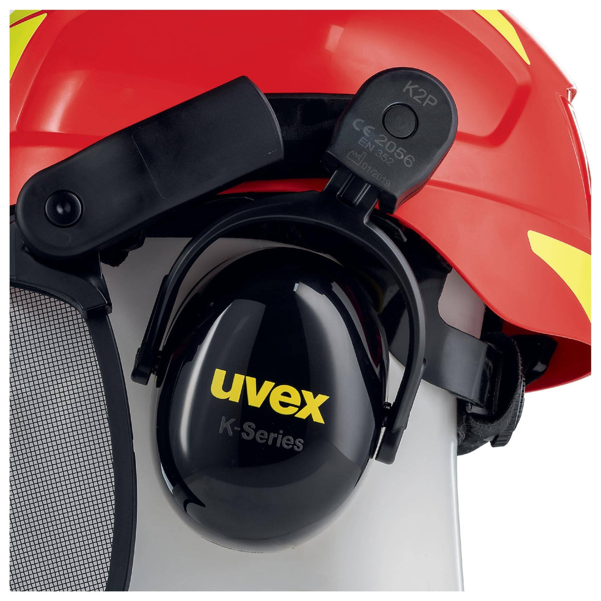Detailaufnahme des uvex K-Series Gehörschutzes am uvex pheos forestry Schutzhelm, bietet zuverlässigen Lärmschutz bei Forstarbeiten.