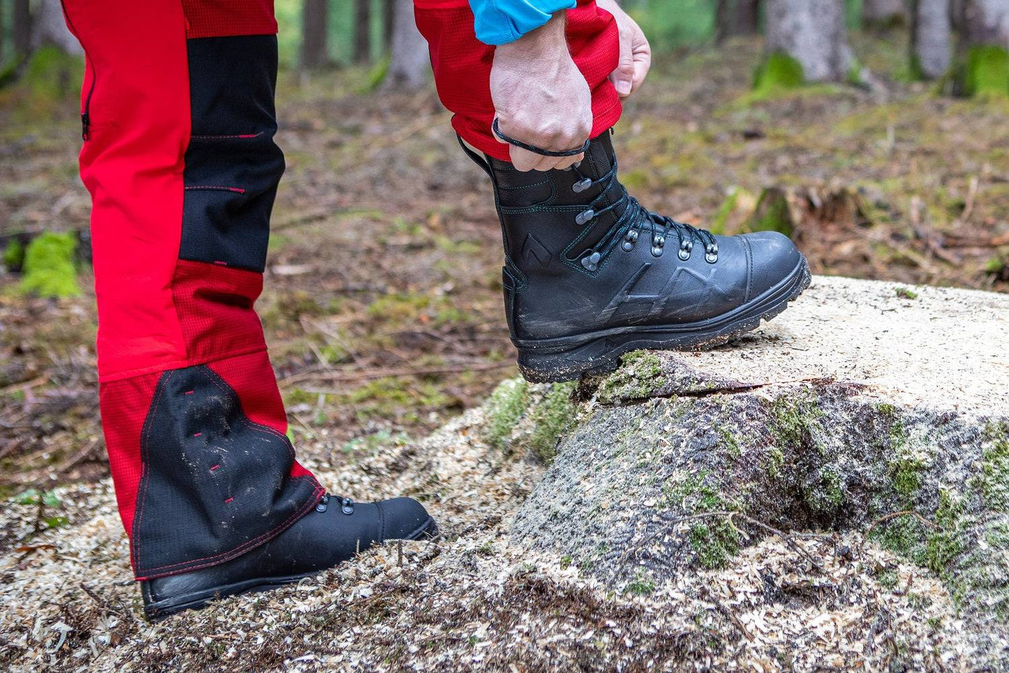 Protector Pro 2.0 – Hochwertige Sicherheitsschuhe von HAIX im Einsatz im Wald, getragen mit Schutzkleidung für maximale Sicherheit.