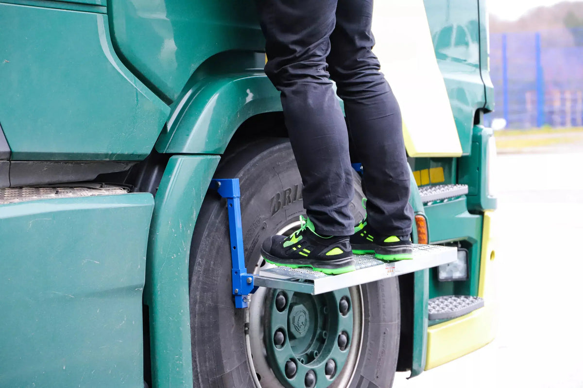Reifen-Klapptritt montiert an LKW-Reifen, bietet sicheren Zugang zu höher gelegenen Fahrzeugteilen. Verstellbar für verschiedene Reifendurchmesser.
