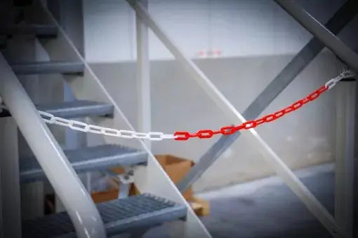 Absperrkette Rot-Weiß Kunststoff 5 m als Sicherheitsbarriere an einer Treppe montiert, perfekt für Zugangskontrolle in Industrieumgebungen.