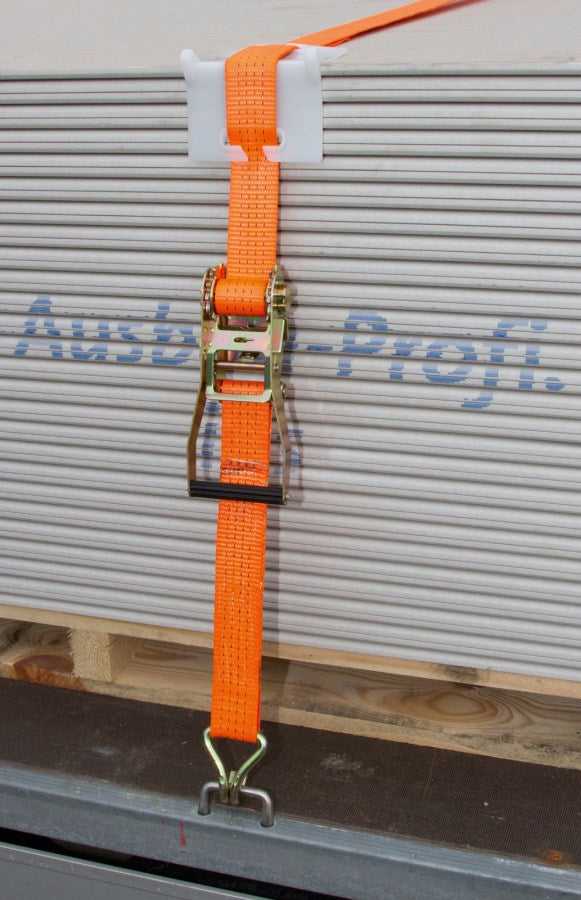 Ratschenzurrgurt mit Spitzhaken 2-teilig 2000 kg orange befestigt Baumaterialien auf einer Palette, GS-geprüft für sichere Transporte.