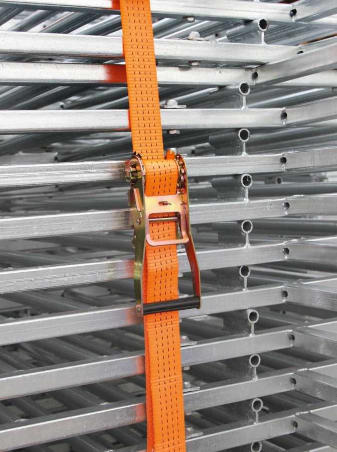 Ratschenzurrgurt mit Spitzhaken 2-teilig 2000 kg orange fixiert Metallrahmen stabil, ideal für industrielle Anwendungen und Lagerlogistik.
