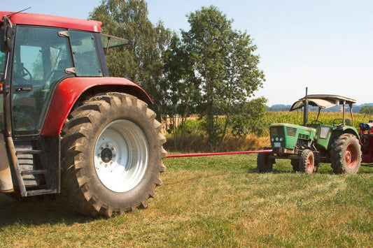 Abschleppschlinge für LKW, Traktoren, Baumaschinen etc. bis 56 Tonnen im Einsatz zwischen zwei Traktoren auf einem Feld.