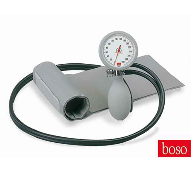 Blutdruckmessgerät boso KII Aneroid-Modell mit grauer Klettmanschette, Handpumpe und Manometer für präzise Blutdruckmessung im medizinischen Bereich.