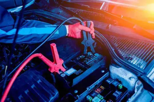 Anwendung des Starthilfekabels Benzin-Pkw 200 A – 3 m Länge, 16 mm² beim Überbrücken einer Autobatterie durch rote und schwarze Klemmen.