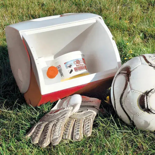 Kältebox mit schwenkbarem Deckel - Tragbare Kühlung | 6.6L, geöffnet auf Rasen mit Erste-Hilfe-Inhalt, ideal für Sport und Outdoor.