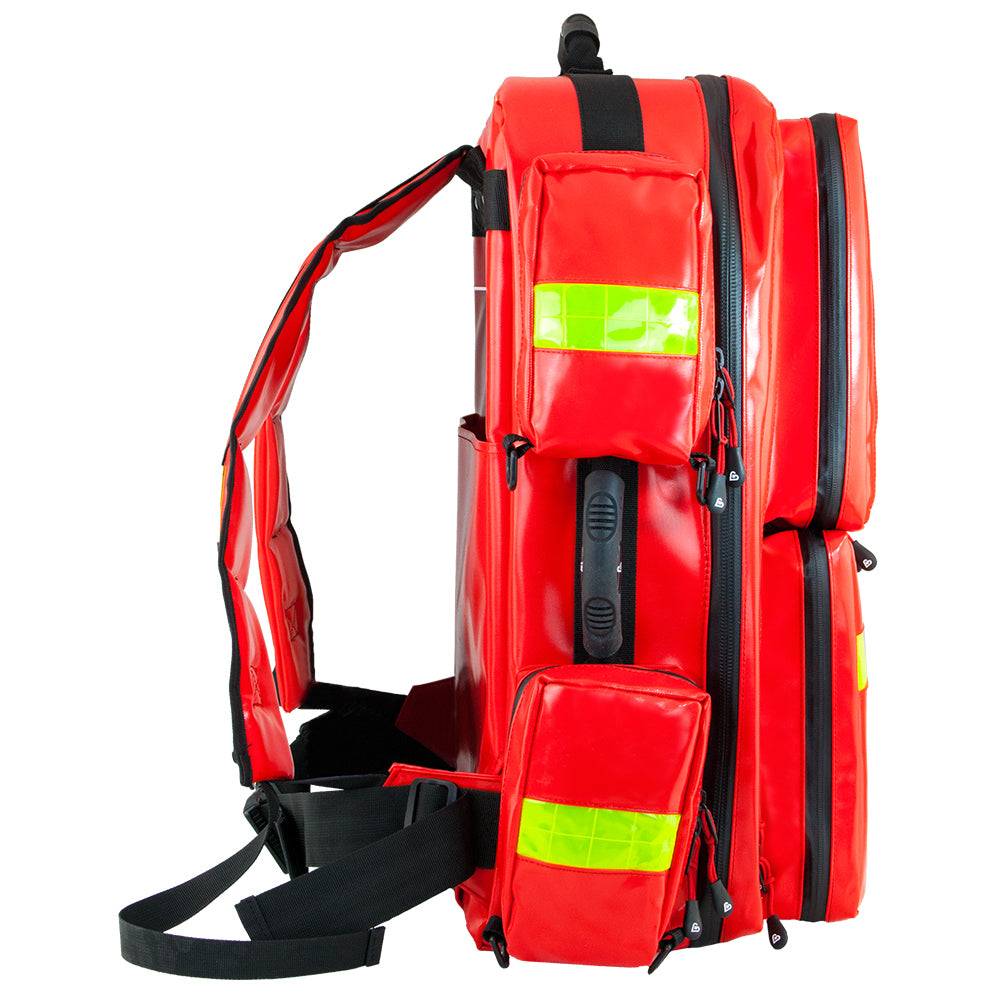 Seitliche Ansicht des WaterStop PROFI Notfallrucksacks mit kompakten Außentaschen und reflektierenden Elementen für schnelle Zugänglichkeit.