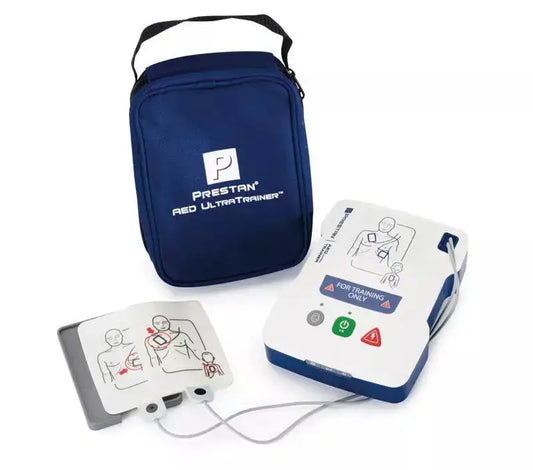 Prestan AED UltraTrainer mit Übungspads und blauer Tragetasche für realitätsnahes AED-Training im medizinischen Ausbildungsbereich.
