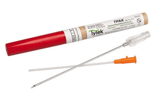 TPAK Entlastungspunktionsnadel mit roter Schutzkappe und Führungsnadel für sichere Flüssigkeitsentnahme bei Aszites. Ideal für medizinische Anwendungen.