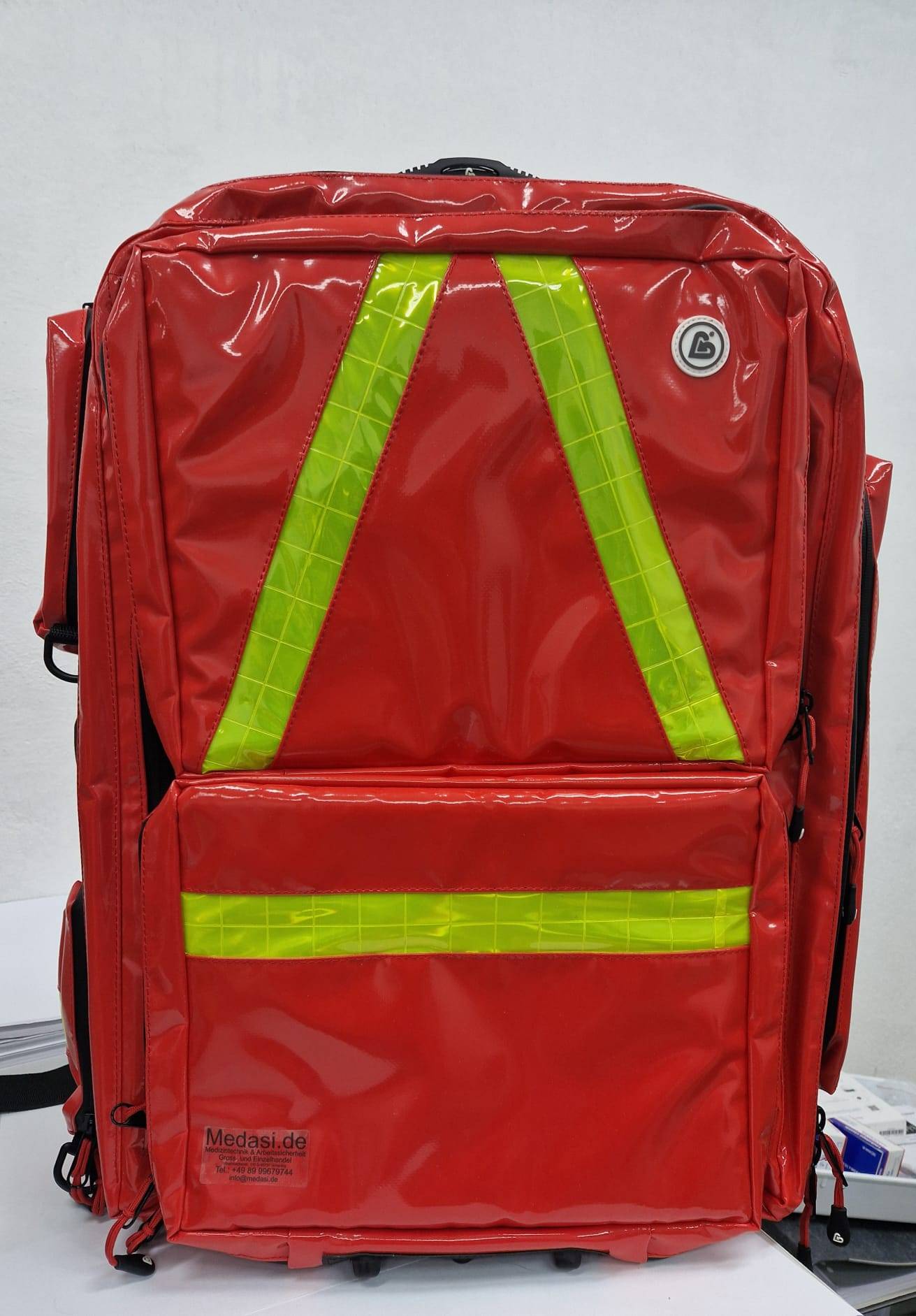 WaterStop PROFI Notfallrucksack in Rot mit gelben Reflektorstreifen, ideal für Notfalleinsätze im Gesundheitsbereich.