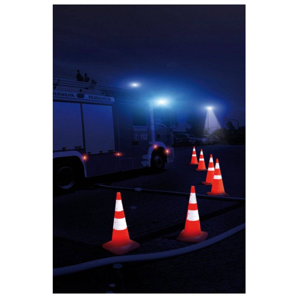 Teilreflektierender Dönges Faltleitkegel Pro-Version mit LED-Beleuchtung im Nachteinsatz bei Feuerwehr, hohe Sichtbarkeit im Straßenverkehr.