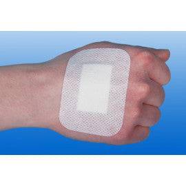 Steriles Inselpflaster auf Hand
