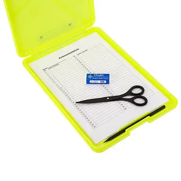 Innenansicht des Klemmbrett Safety mit Aufbewahrungsfach, zeigt Platz für Papier, Schere und Radiergummi. Praktisch für unterwegs.