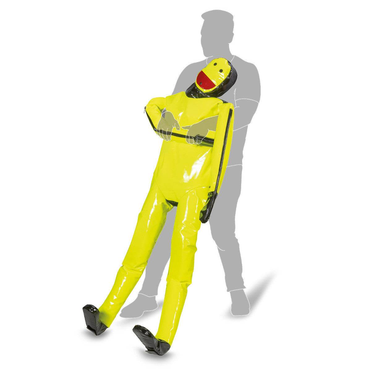 Realistische PAX Erste-Hilfe-Übungspuppe, 30 kg, wird von Person getragen – perfekt für Rettungssimulationen und Erste-Hilfe-Übungen.