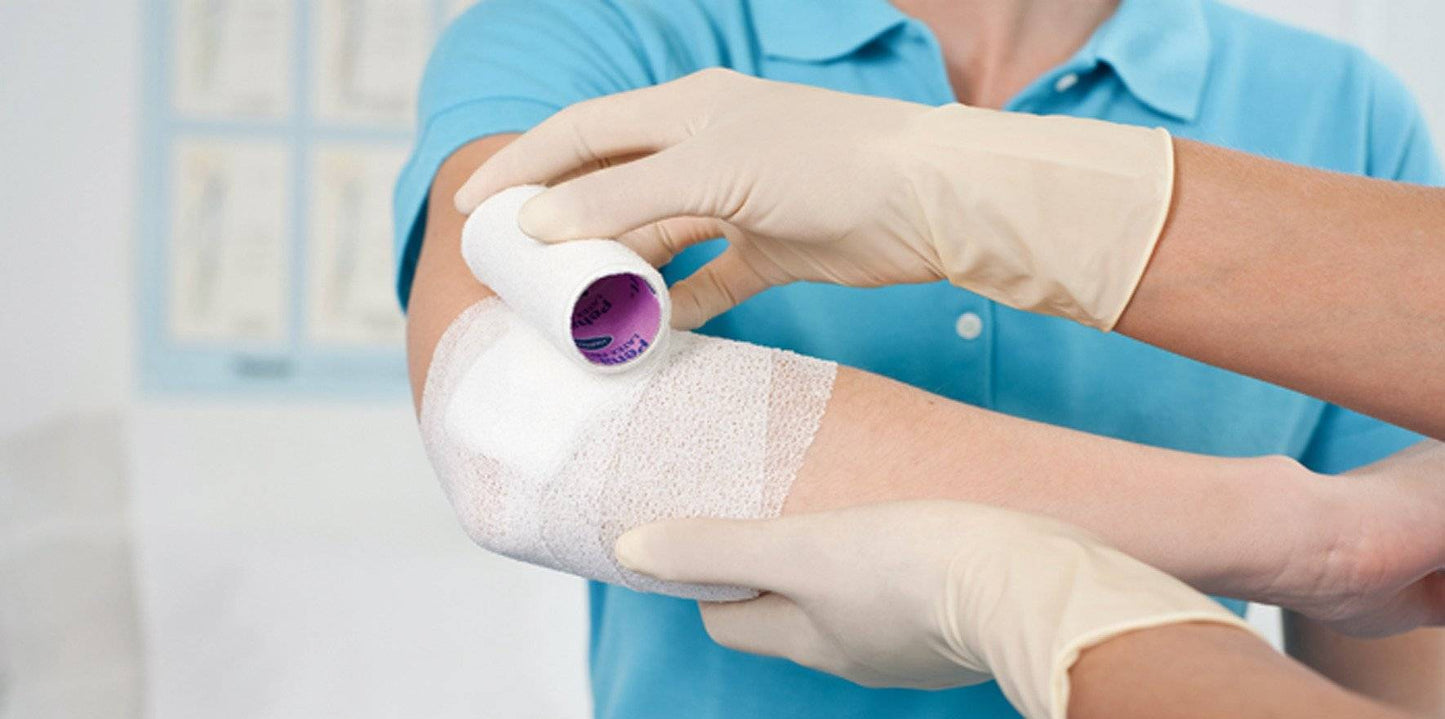 Die Peha-haft Fixierbinden 4 m sind kohäsive, elastische Fixierbinden mit einem zweifachen Hafteffekt – ideal für die sichere Fixierung von Verbänden, Polstermaterial oder medizinischen Komponenten wie Kanülen. 