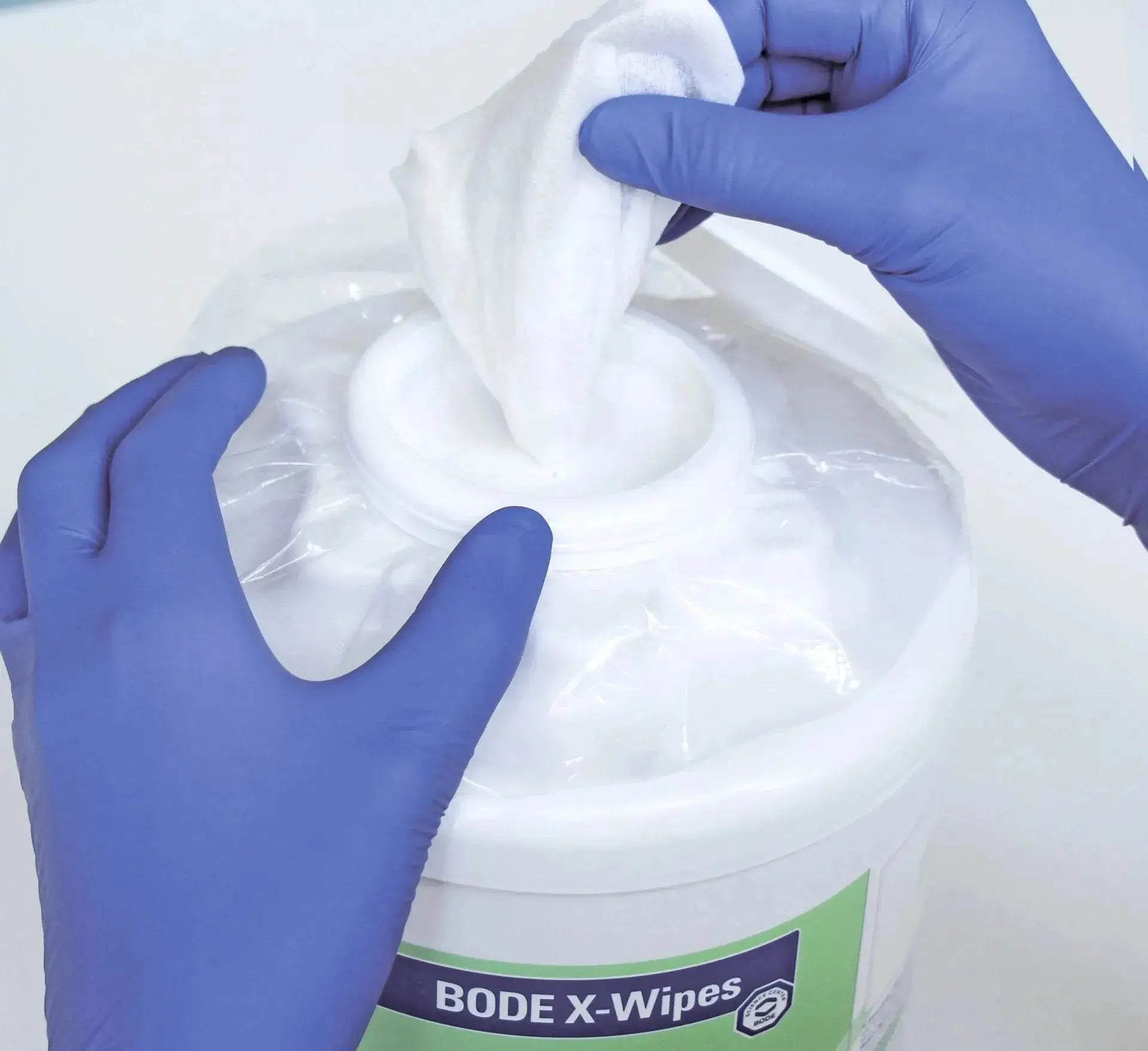 BODE X-Wipes 40 Tücher im Spendersystem, entnommen mit Handschuhen für hygienische Flächendesinfektion im medizinischen Bereich.