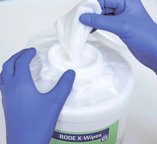 BODE X-Wipes 40 Tücher im Spendersystem, entnommen mit Handschuhen für hygienische Flächendesinfektion im medizinischen Bereich.